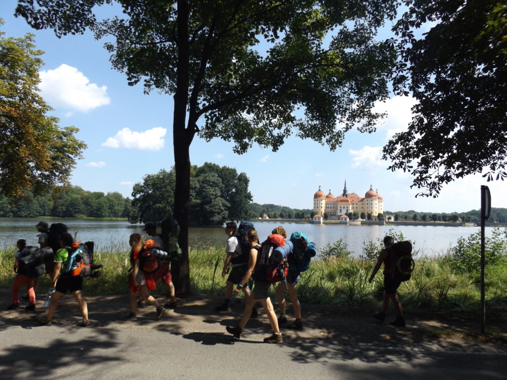 die Gruppe auf Wanderung vor der Moritzburg