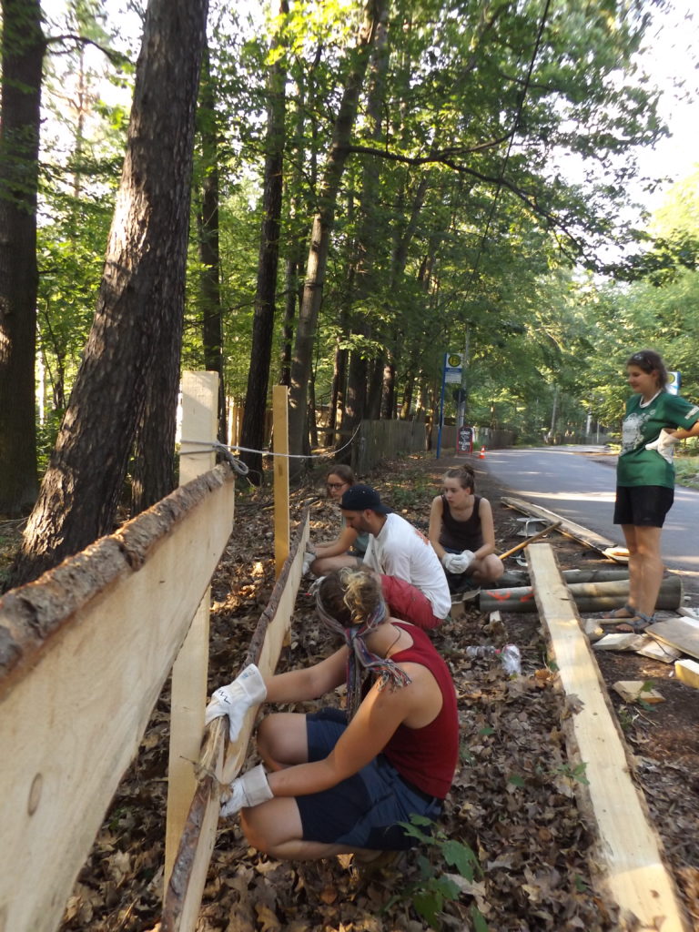 die Gruppe beim Zaunbau